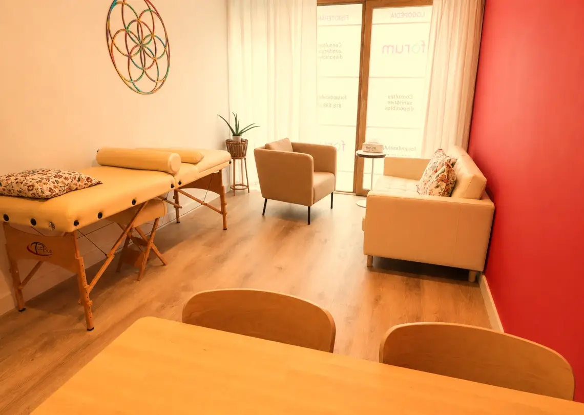 Ambient polivalent del despatx Cor amb llum natural al Fòrum de Salut de Barcelona.