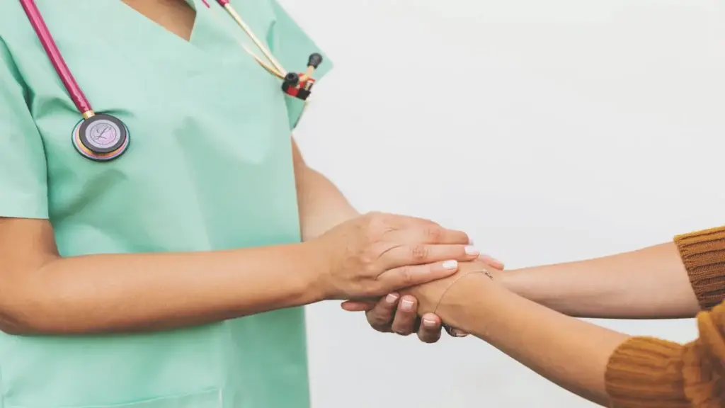 Professional sanitària atenent una pacient en una consulta mèdica