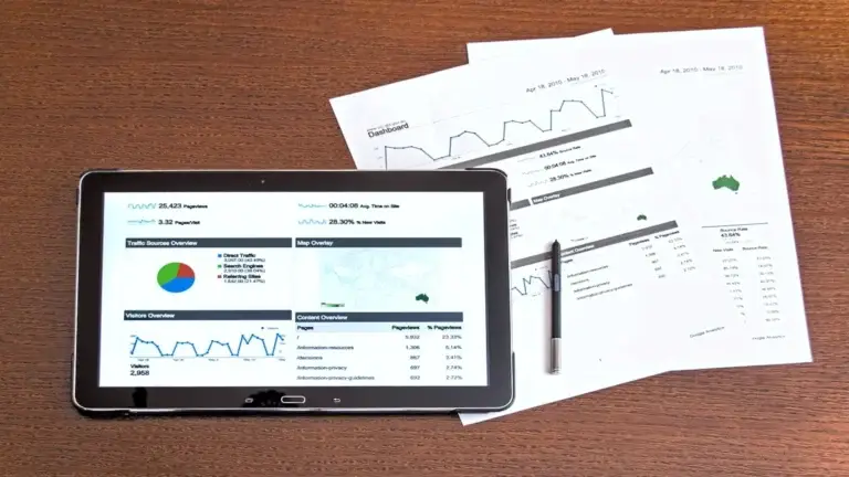Tauleta amb gràfics i informes per analitzar els costos d'una consulta privada