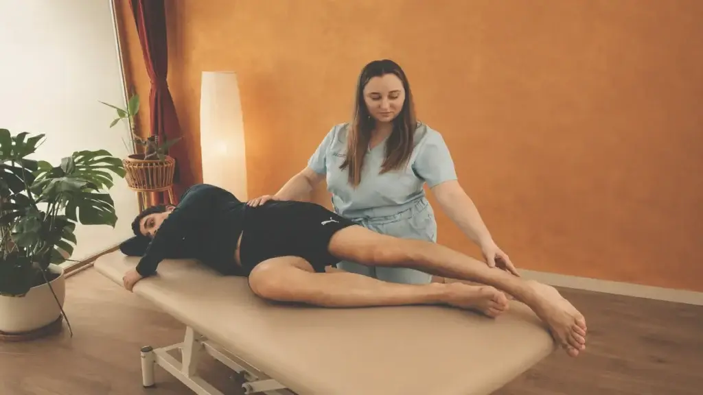 Fisioterapeuta tractant un pacient en una consulta de fisioteràpia a Barcelona