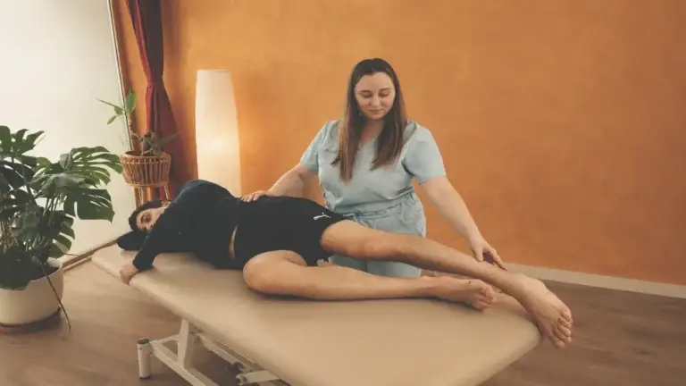 Fisioterapeuta tractant un pacient en una consulta de fisioteràpia a Barcelona