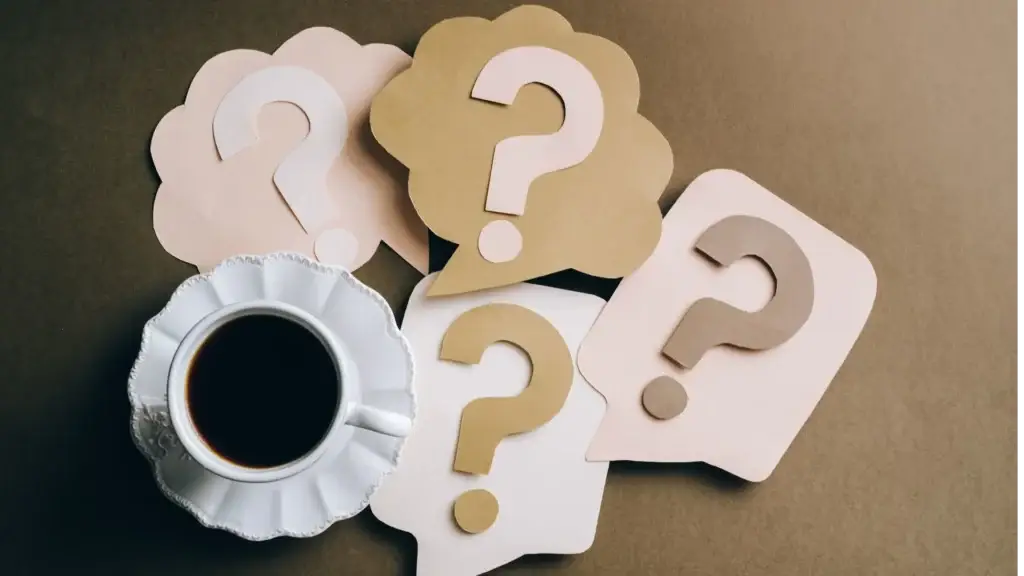 Interrogants com a representació de les preguntes freqüents sobre el Fòrum de Salut