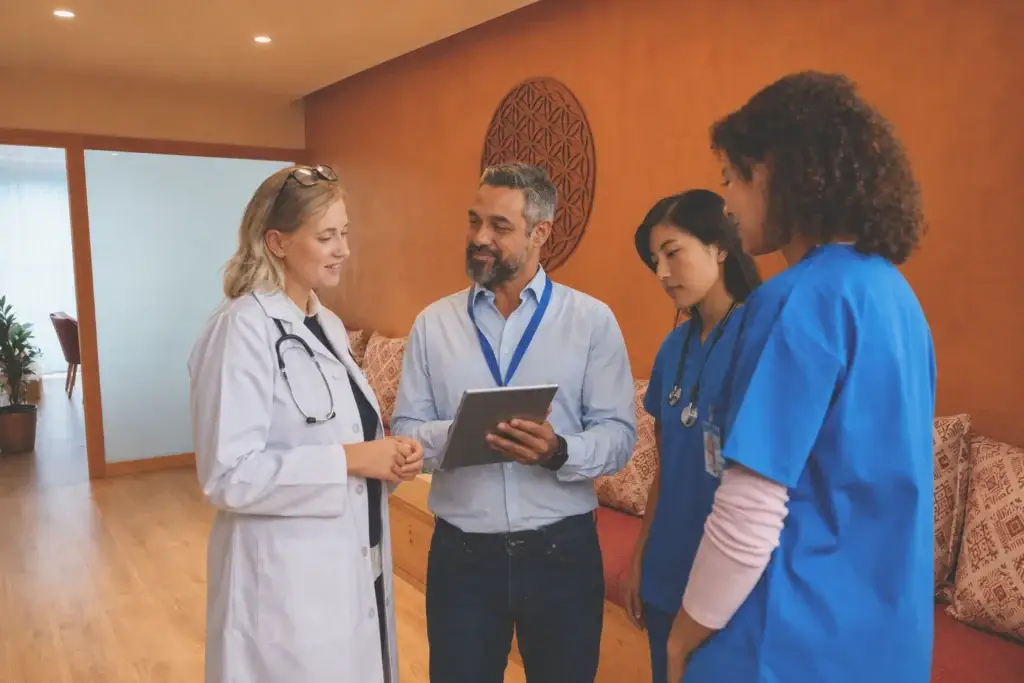 Professionals de diferents especialitats sanitàries compartint espai al Fòrum de Salut