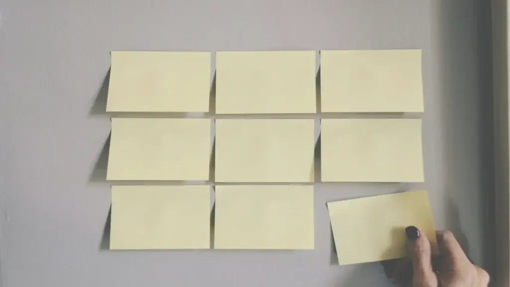 Notes adhesives com a metàfora dels aspectes a valorar abans de llogar un despatx per a psicòlegs a Barcelona