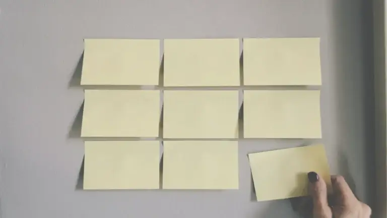 Notes adhesives com a metàfora dels aspectes a valorar abans de llogar un despatx per a psicòlegs a Barcelona