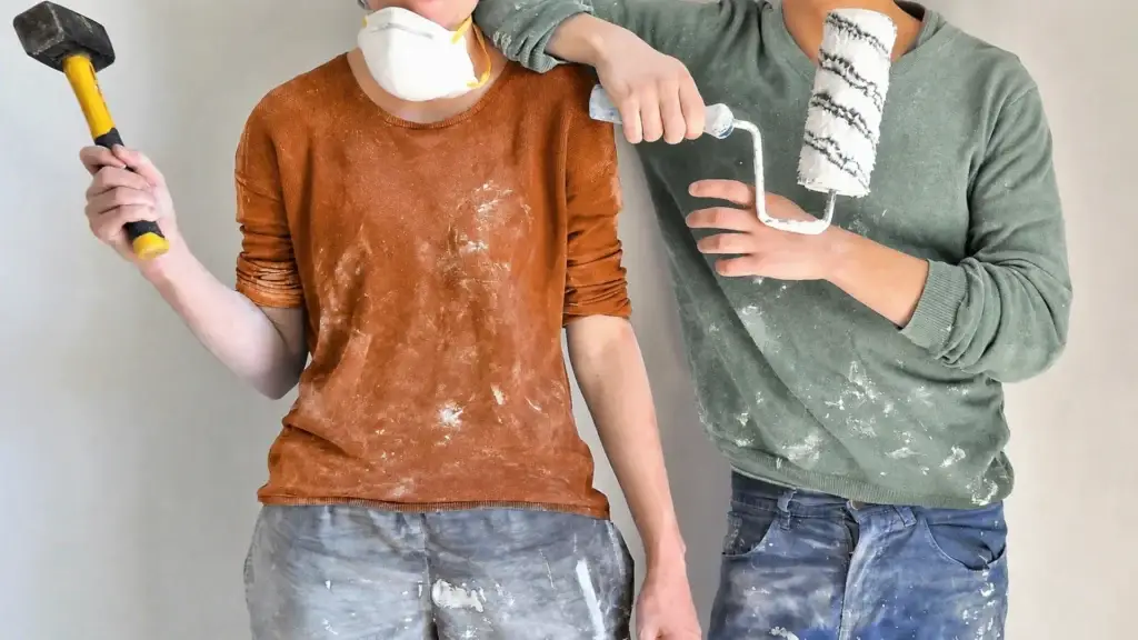 Dues persones fent obres per reformar un espai professional