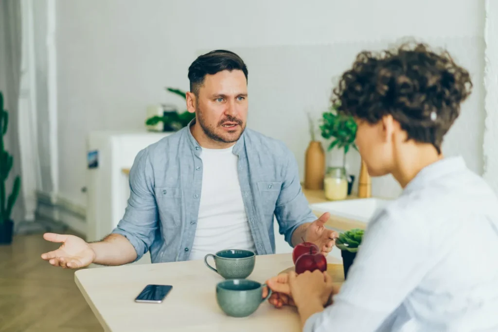 Dues persones mantenint una conversa assertiva