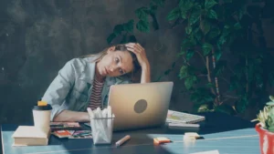 Professional organitzant les prioritats davant de l'ordinador